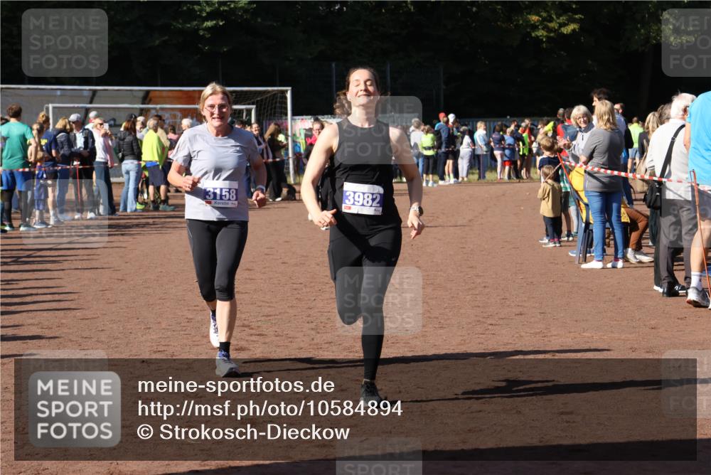 27.09.2026 - 35. Volkslauf durch das schöne Alstertal Strokosch-Dieckow http://msf.ph/oto/10584894 27.09.2026 11:33:43 Ziel 1419, 3158, 3178, 3982 meine-sportfotos.de