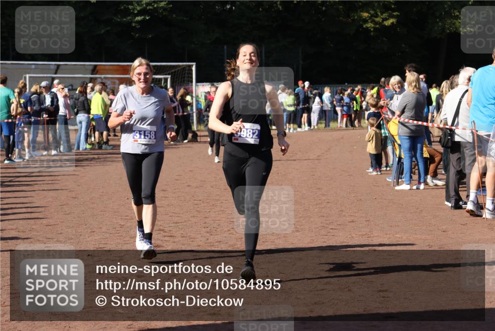 27.09.2026 - 35. Volkslauf durch das schöne Alstertal Strokosch-Dieckow http://msf.ph/oto/10584895 27.09.2026 11:33:43 Ziel 1419, 3158, 3178, 3982 meine-sportfotos.de