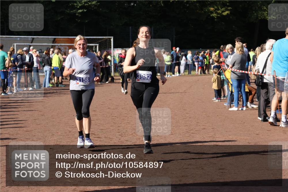 27.09.2026 - 35. Volkslauf durch das schöne Alstertal Strokosch-Dieckow http://msf.ph/oto/10584897 27.09.2026 11:33:43 Ziel 1419, 3158, 3178, 3982 meine-sportfotos.de