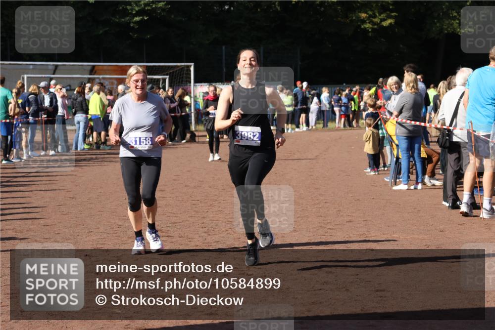 27.09.2026 - 35. Volkslauf durch das schöne Alstertal Strokosch-Dieckow http://msf.ph/oto/10584899 27.09.2026 11:33:43 Ziel 1419, 3158, 3178, 3982 meine-sportfotos.de