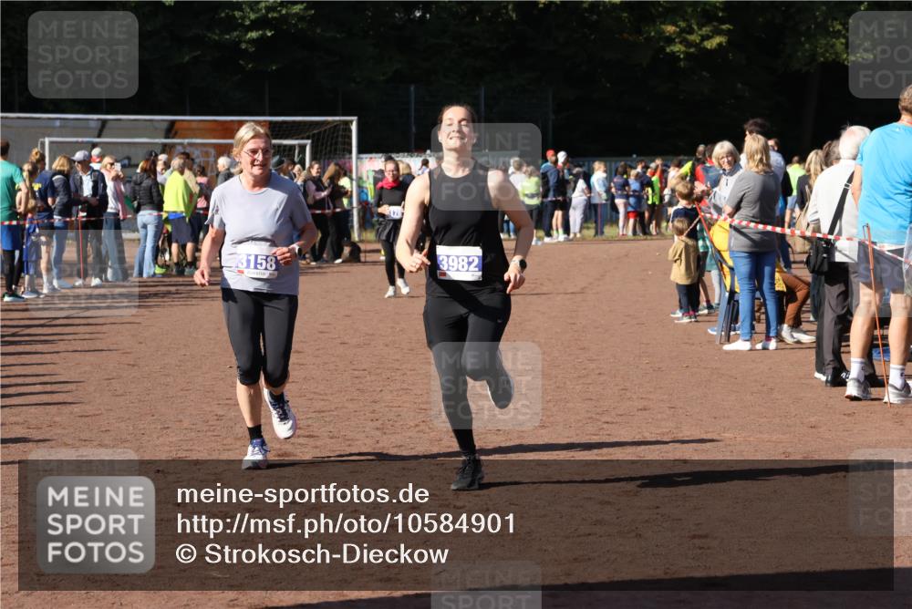27.09.2026 - 35. Volkslauf durch das schöne Alstertal Strokosch-Dieckow http://msf.ph/oto/10584901 27.09.2026 11:33:43 Ziel 1419, 3158, 3178, 3982 meine-sportfotos.de