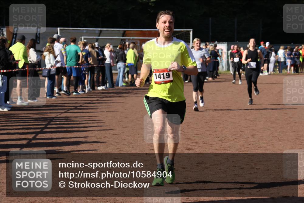 27.09.2026 - 35. Volkslauf durch das schöne Alstertal Strokosch-Dieckow http://msf.ph/oto/10584904 27.09.2026 11:33:39 Ziel 1419, 3158, 3982 meine-sportfotos.de