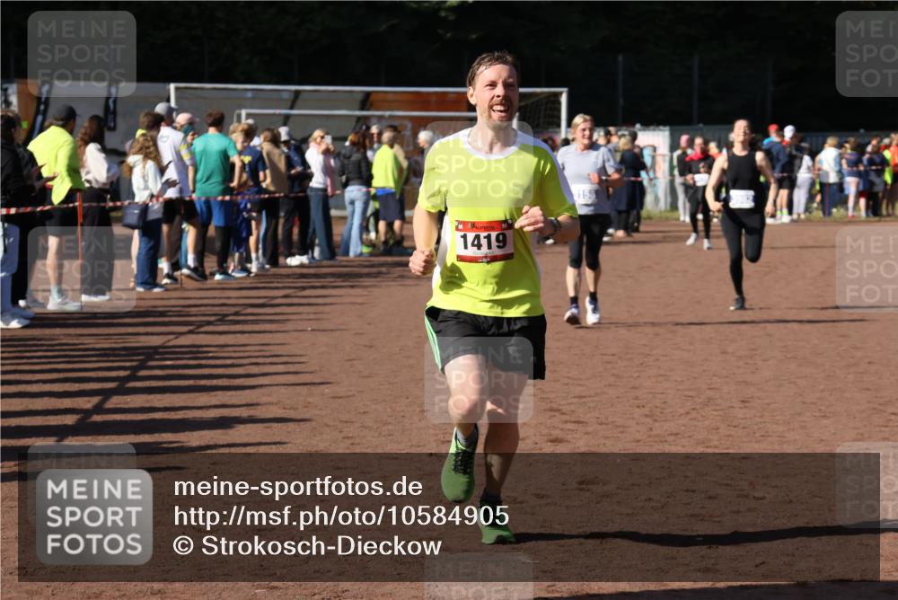 27.09.2026 - 35. Volkslauf durch das schöne Alstertal Strokosch-Dieckow http://msf.ph/oto/10584905 27.09.2026 11:33:39 Ziel 1419, 3158, 3982 meine-sportfotos.de