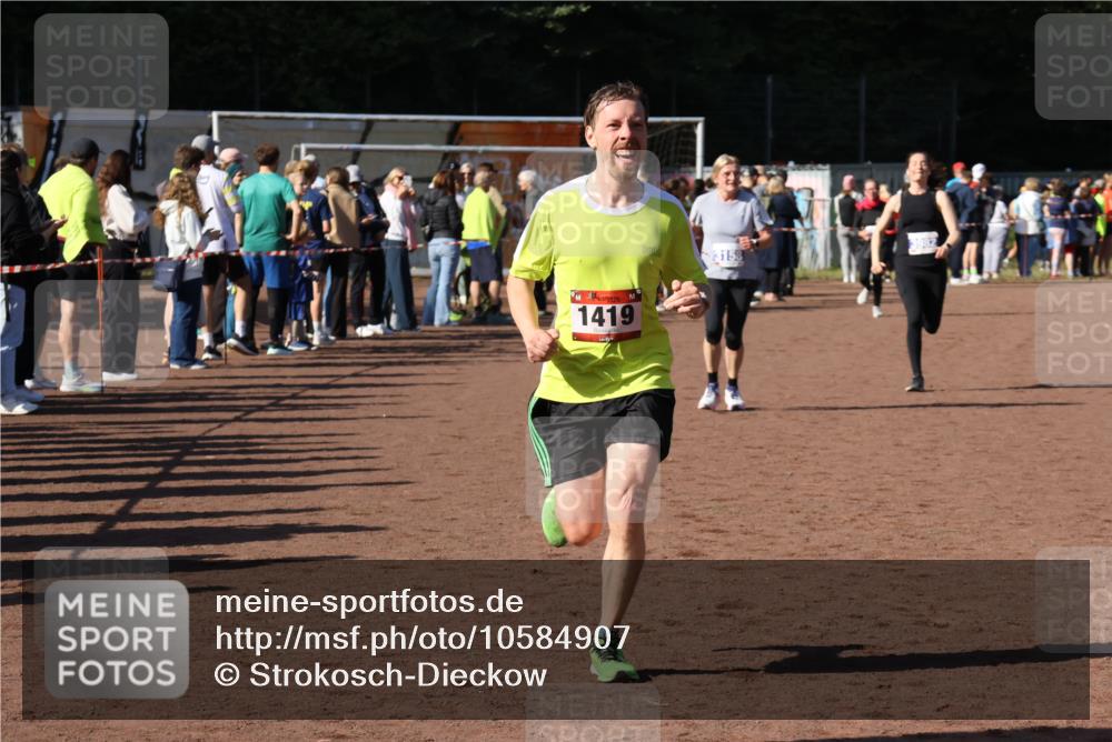 27.09.2026 - 35. Volkslauf durch das schöne Alstertal Strokosch-Dieckow http://msf.ph/oto/10584907 27.09.2026 11:33:39 Ziel 1419, 3158, 3982 meine-sportfotos.de