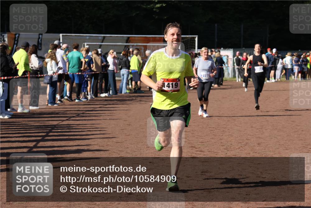 27.09.2026 - 35. Volkslauf durch das schöne Alstertal Strokosch-Dieckow http://msf.ph/oto/10584909 27.09.2026 11:33:39 Ziel 1419, 3158, 3982 meine-sportfotos.de
