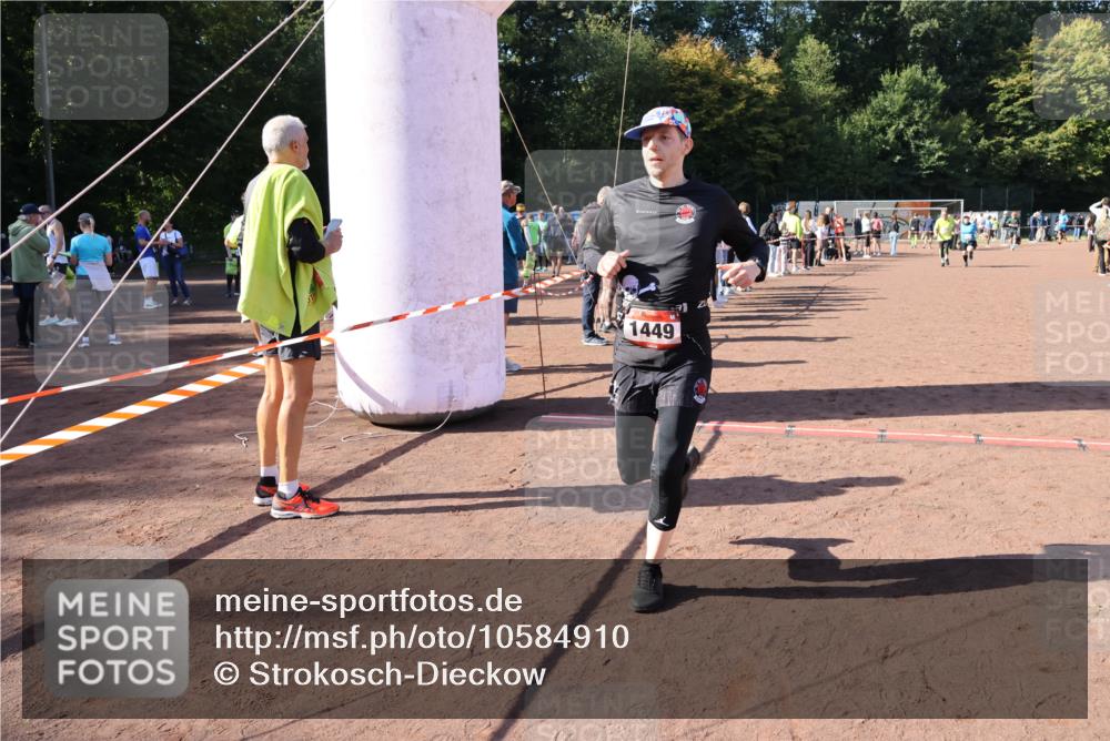 27.09.2026 - 35. Volkslauf durch das schöne Alstertal Strokosch-Dieckow http://msf.ph/oto/10584910 27.09.2026 11:50:16 Ziel 1449, 1515, 3043, 3044, 3189, 3191, 3193 meine-sportfotos.de