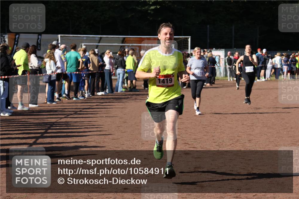 27.09.2026 - 35. Volkslauf durch das schöne Alstertal Strokosch-Dieckow http://msf.ph/oto/10584911 27.09.2026 11:33:39 Ziel 1419, 3158, 3982 meine-sportfotos.de