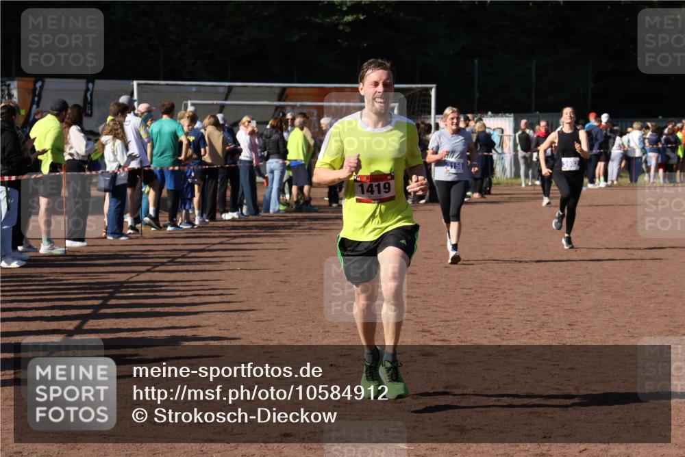 27.09.2026 - 35. Volkslauf durch das schöne Alstertal Strokosch-Dieckow http://msf.ph/oto/10584912 27.09.2026 11:33:39 Ziel 1419, 3158, 3982 meine-sportfotos.de