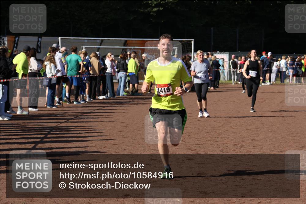 27.09.2026 - 35. Volkslauf durch das schöne Alstertal Strokosch-Dieckow http://msf.ph/oto/10584916 27.09.2026 11:33:39 Ziel 1419, 3158, 3982 meine-sportfotos.de