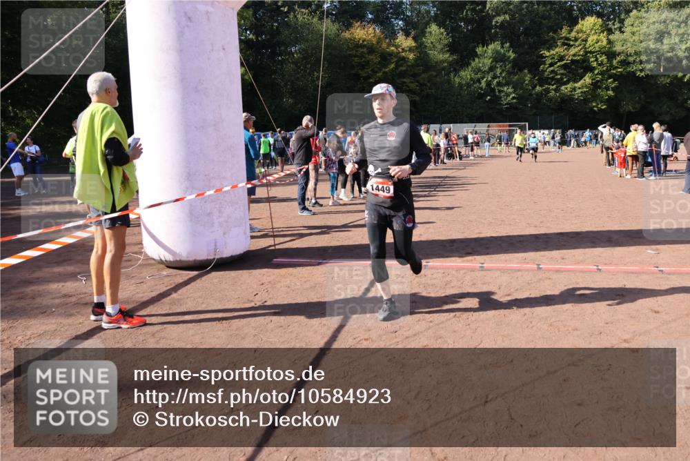 27.09.2026 - 35. Volkslauf durch das schöne Alstertal Strokosch-Dieckow http://msf.ph/oto/10584923 27.09.2026 11:50:16 Ziel 1449, 1515, 3043, 3044, 3189, 3191, 3193 meine-sportfotos.de