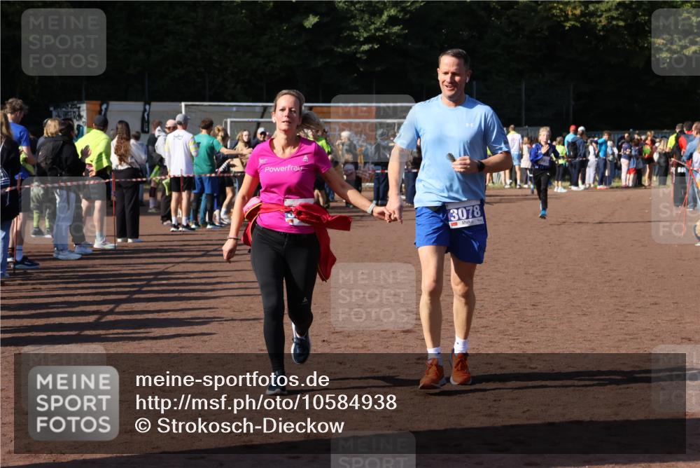 27.09.2026 - 35. Volkslauf durch das schöne Alstertal Strokosch-Dieckow http://msf.ph/oto/10584938 27.09.2026 11:33:16 Ziel 3077, 3078, 3114, 3226 meine-sportfotos.de