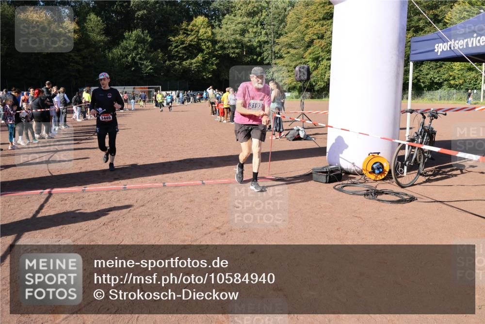 27.09.2026 - 35. Volkslauf durch das schöne Alstertal Strokosch-Dieckow http://msf.ph/oto/10584940 27.09.2026 11:50:15 Ziel 1449, 1515, 3043, 3044, 3189, 3191, 3193 meine-sportfotos.de