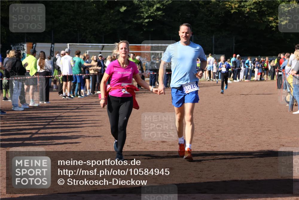 27.09.2026 - 35. Volkslauf durch das schöne Alstertal Strokosch-Dieckow http://msf.ph/oto/10584945 27.09.2026 11:33:16 Ziel 3077, 3078, 3114, 3226 meine-sportfotos.de