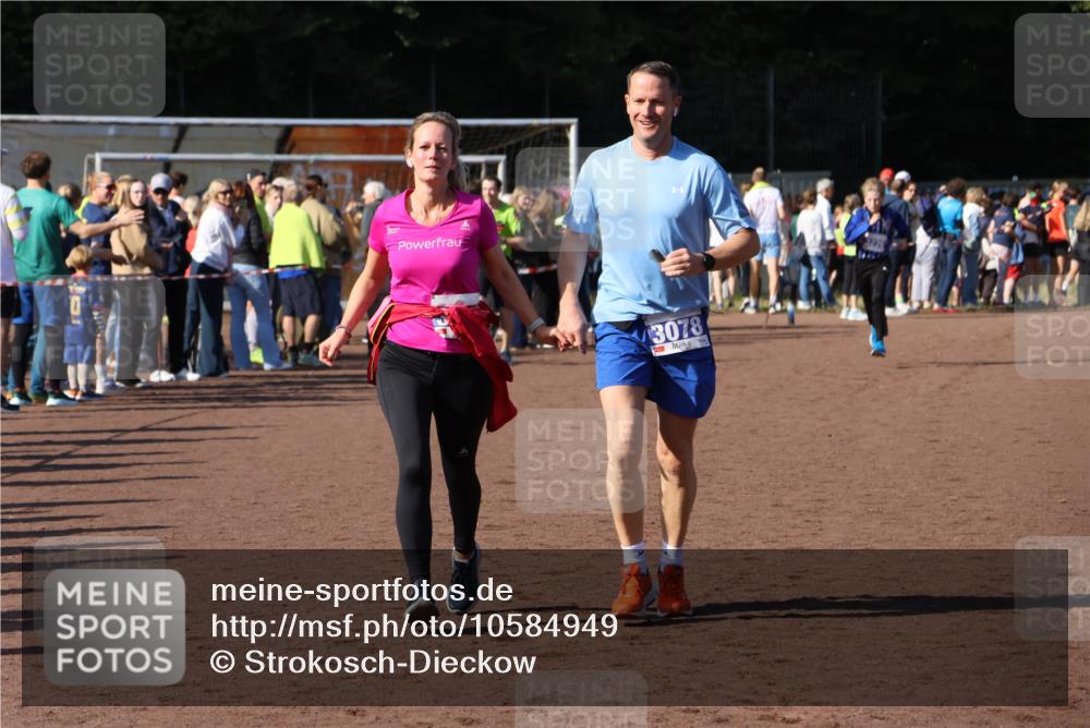 27.09.2026 - 35. Volkslauf durch das schöne Alstertal Strokosch-Dieckow http://msf.ph/oto/10584949 27.09.2026 11:33:14 Ziel 3077, 3078 meine-sportfotos.de