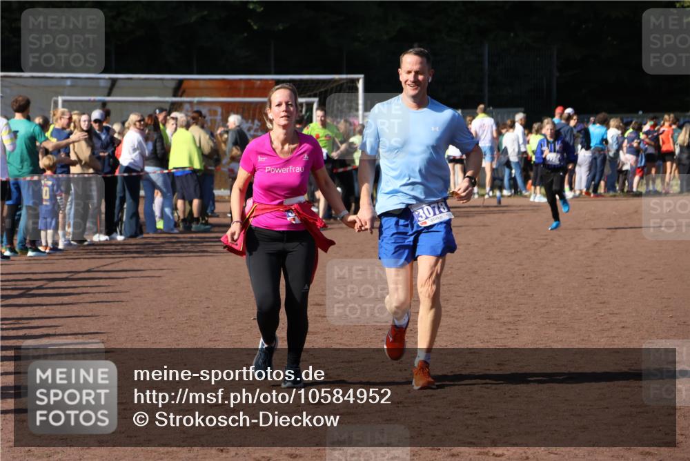 27.09.2026 - 35. Volkslauf durch das schöne Alstertal Strokosch-Dieckow http://msf.ph/oto/10584952 27.09.2026 11:33:14 Ziel 3077, 3078 meine-sportfotos.de