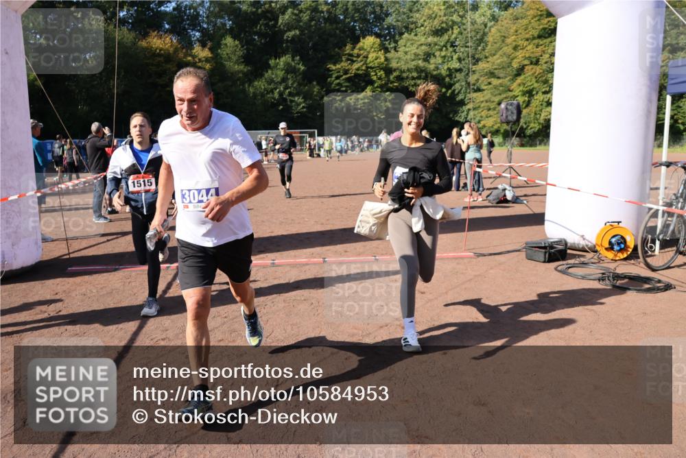 27.09.2026 - 35. Volkslauf durch das schöne Alstertal Strokosch-Dieckow http://msf.ph/oto/10584953 27.09.2026 11:50:13 Ziel 1449, 1515, 3043, 3044, 3193 meine-sportfotos.de
