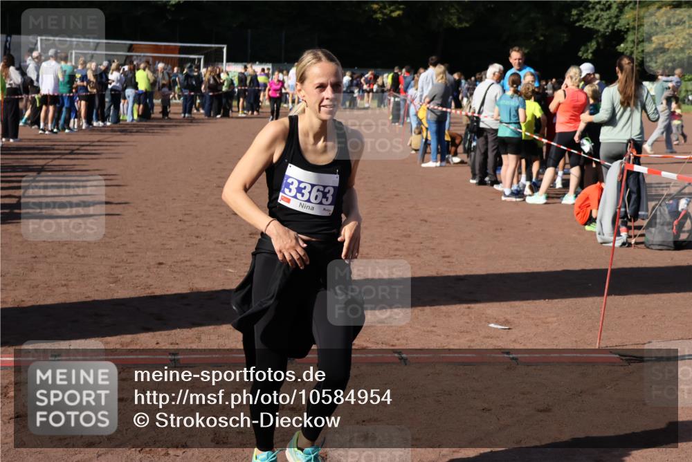27.09.2026 - 35. Volkslauf durch das schöne Alstertal Strokosch-Dieckow http://msf.ph/oto/10584954 27.09.2026 11:33:05 Ziel 1426, 3363 meine-sportfotos.de