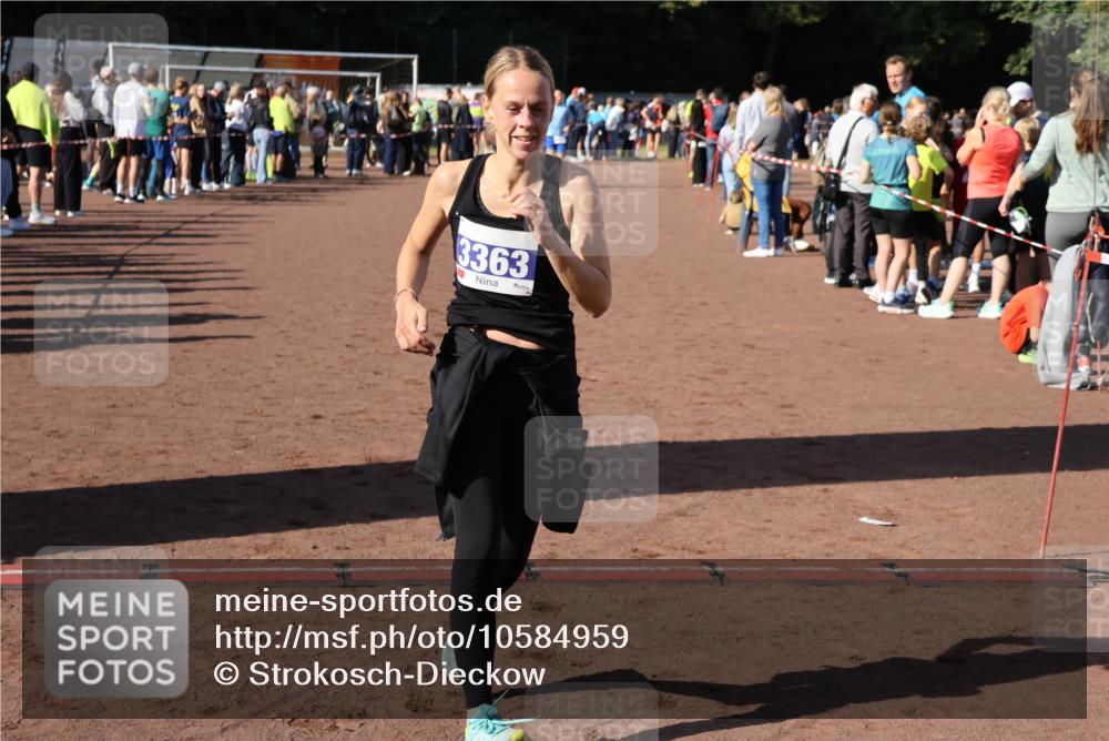 27.09.2026 - 35. Volkslauf durch das schöne Alstertal Strokosch-Dieckow http://msf.ph/oto/10584959 27.09.2026 11:33:04 Ziel 1426, 3276, 3363 meine-sportfotos.de