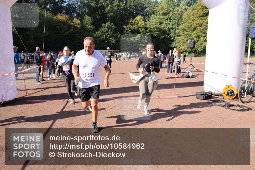 27.09.2026 - 35. Volkslauf durch das schöne Alstertal Strokosch-Dieckow http://msf.ph/oto/10584962 27.09.2026 11:50:13 Ziel 1449, 1515, 3043, 3044, 3193 meine-sportfotos.de