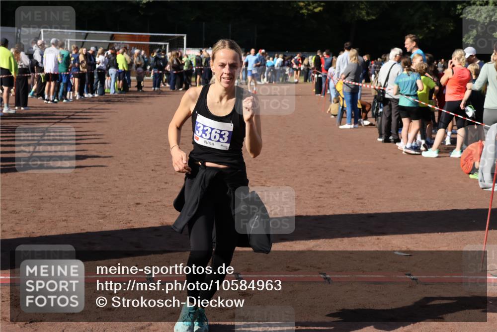 27.09.2026 - 35. Volkslauf durch das schöne Alstertal Strokosch-Dieckow http://msf.ph/oto/10584963 27.09.2026 11:33:04 Ziel 1426, 3276, 3363 meine-sportfotos.de