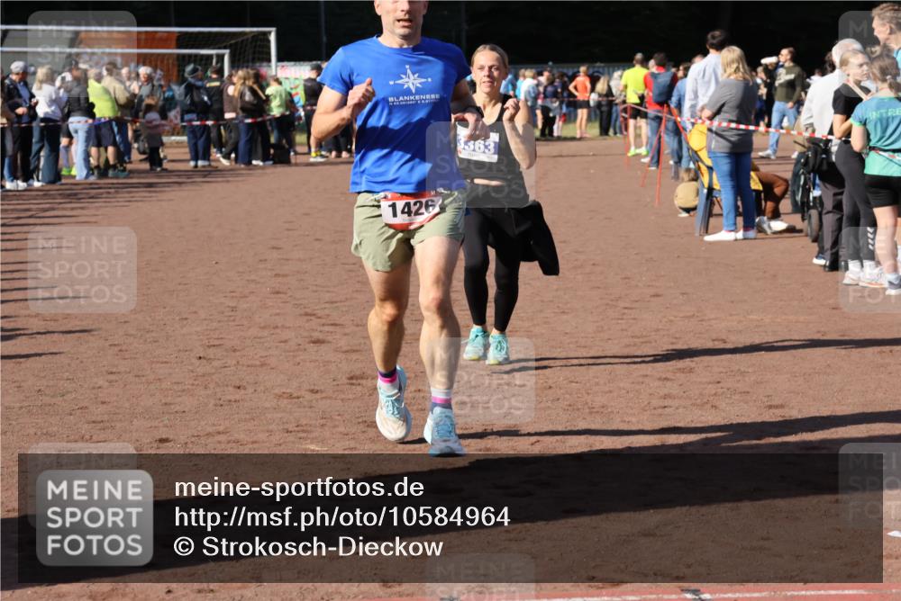 27.09.2026 - 35. Volkslauf durch das schöne Alstertal Strokosch-Dieckow http://msf.ph/oto/10584964 27.09.2026 11:33:02 Ziel 1426, 3276, 3363 meine-sportfotos.de