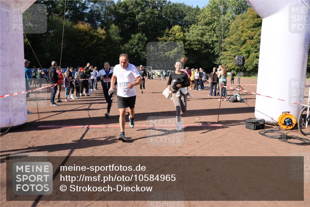 27.09.2026 - 35. Volkslauf durch das schöne Alstertal Strokosch-Dieckow http://msf.ph/oto/10584965 27.09.2026 11:50:12 Ziel 1449, 1515, 3043, 3044, 3193 meine-sportfotos.de