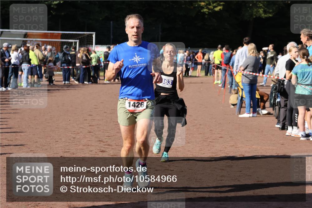 27.09.2026 - 35. Volkslauf durch das schöne Alstertal Strokosch-Dieckow http://msf.ph/oto/10584966 27.09.2026 11:33:02 Ziel 1426, 3276, 3363 meine-sportfotos.de