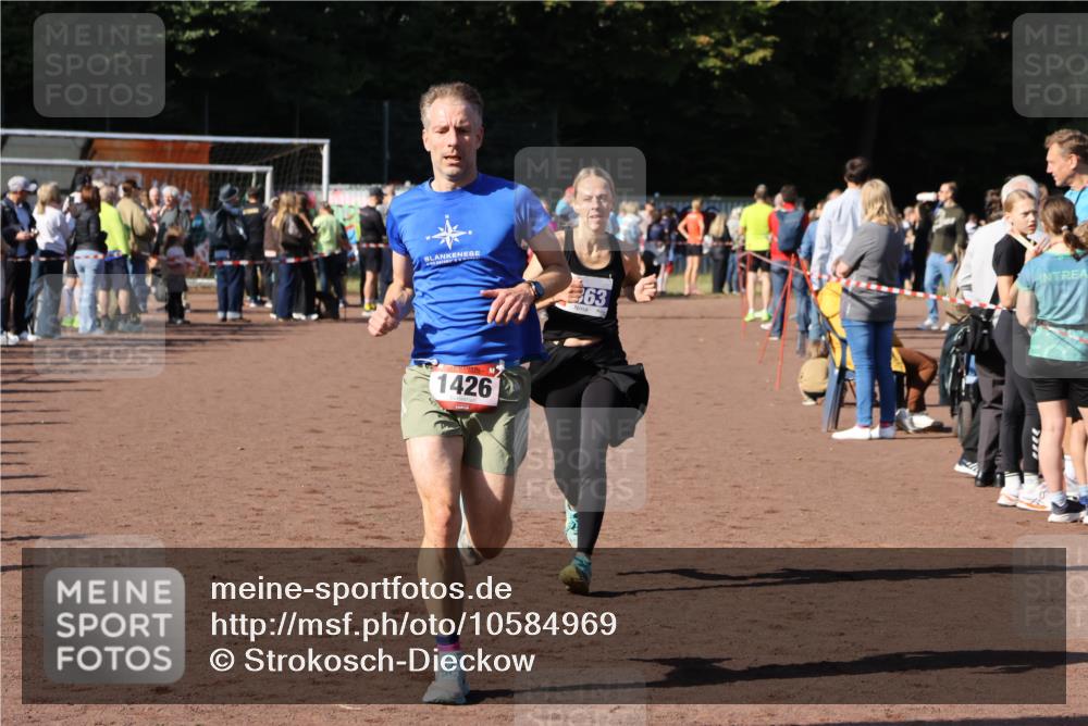 27.09.2026 - 35. Volkslauf durch das schöne Alstertal Strokosch-Dieckow http://msf.ph/oto/10584969 27.09.2026 11:33:02 Ziel 1426, 3276, 3363 meine-sportfotos.de