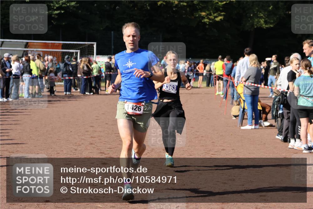 27.09.2026 - 35. Volkslauf durch das schöne Alstertal Strokosch-Dieckow http://msf.ph/oto/10584971 27.09.2026 11:33:01 Ziel 1426, 3276, 3363 meine-sportfotos.de