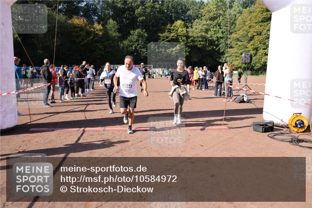 27.09.2026 - 35. Volkslauf durch das schöne Alstertal Strokosch-Dieckow http://msf.ph/oto/10584972 27.09.2026 11:50:12 Ziel 1449, 1515, 3043, 3044, 3193 meine-sportfotos.de