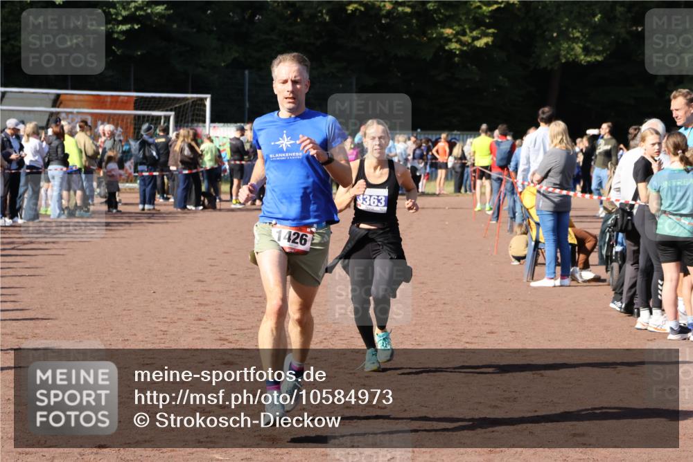 27.09.2026 - 35. Volkslauf durch das schöne Alstertal Strokosch-Dieckow http://msf.ph/oto/10584973 27.09.2026 11:33:01 Ziel 1426, 3276, 3363 meine-sportfotos.de