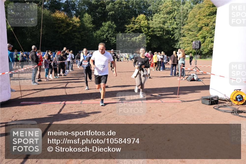 27.09.2026 - 35. Volkslauf durch das schöne Alstertal Strokosch-Dieckow http://msf.ph/oto/10584974 27.09.2026 11:50:12 Ziel 1449, 1515, 3043, 3044, 3193 meine-sportfotos.de