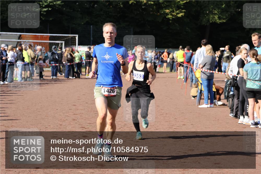 27.09.2026 - 35. Volkslauf durch das schöne Alstertal Strokosch-Dieckow http://msf.ph/oto/10584975 27.09.2026 11:33:01 Ziel 1426, 3276, 3363 meine-sportfotos.de