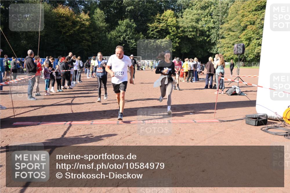 27.09.2026 - 35. Volkslauf durch das schöne Alstertal Strokosch-Dieckow http://msf.ph/oto/10584979 27.09.2026 11:50:12 Ziel 1449, 1515, 3043, 3044, 3193 meine-sportfotos.de