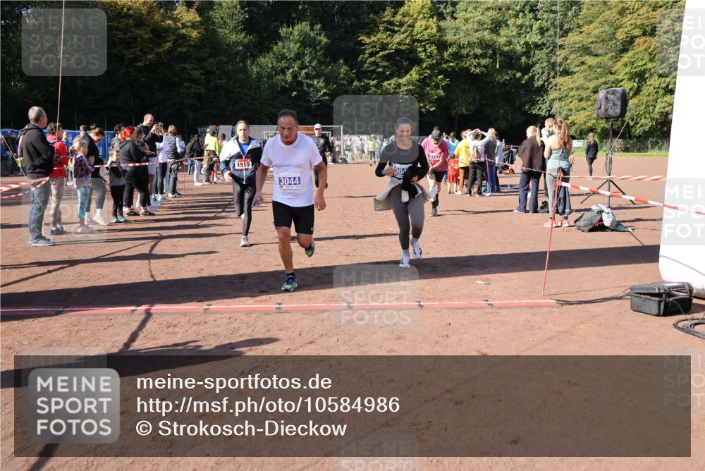 27.09.2026 - 35. Volkslauf durch das schöne Alstertal Strokosch-Dieckow http://msf.ph/oto/10584986 27.09.2026 11:50:12 Ziel 1449, 1515, 3043, 3044, 3193 meine-sportfotos.de