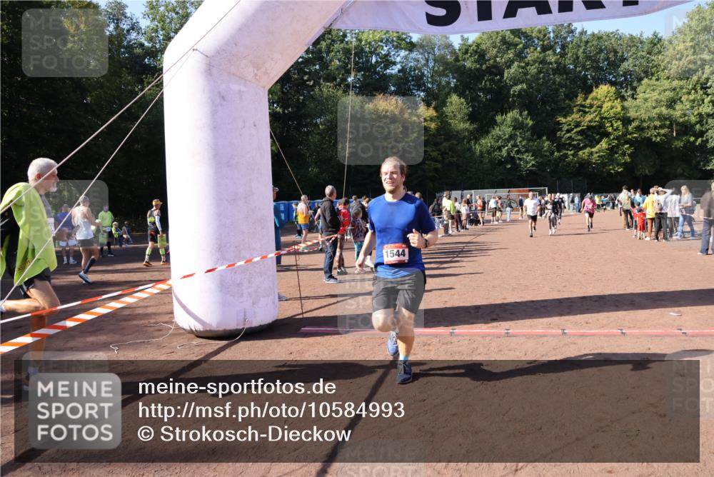 27.09.2026 - 35. Volkslauf durch das schöne Alstertal Strokosch-Dieckow http://msf.ph/oto/10584993 27.09.2026 11:50:08 Ziel 1449, 1515, 1544, 3043, 3044, 3193 meine-sportfotos.de