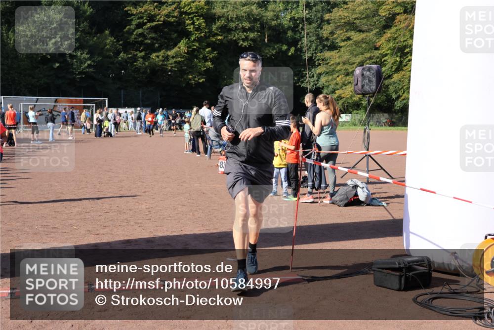 27.09.2026 - 35. Volkslauf durch das schöne Alstertal Strokosch-Dieckow http://msf.ph/oto/10584997 27.09.2026 11:48:43 Ziel 1483, 3301 meine-sportfotos.de