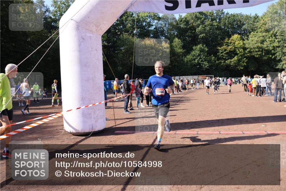 27.09.2026 - 35. Volkslauf durch das schöne Alstertal Strokosch-Dieckow http://msf.ph/oto/10584998 27.09.2026 11:50:07 Ziel 1449, 1515, 1544, 3043, 3044, 3193 meine-sportfotos.de