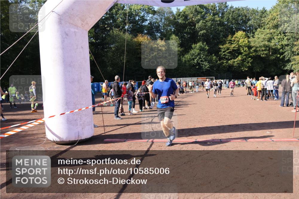 27.09.2026 - 35. Volkslauf durch das schöne Alstertal Strokosch-Dieckow http://msf.ph/oto/10585006 27.09.2026 11:50:07 Ziel 1449, 1515, 1544, 3043, 3044, 3193 meine-sportfotos.de