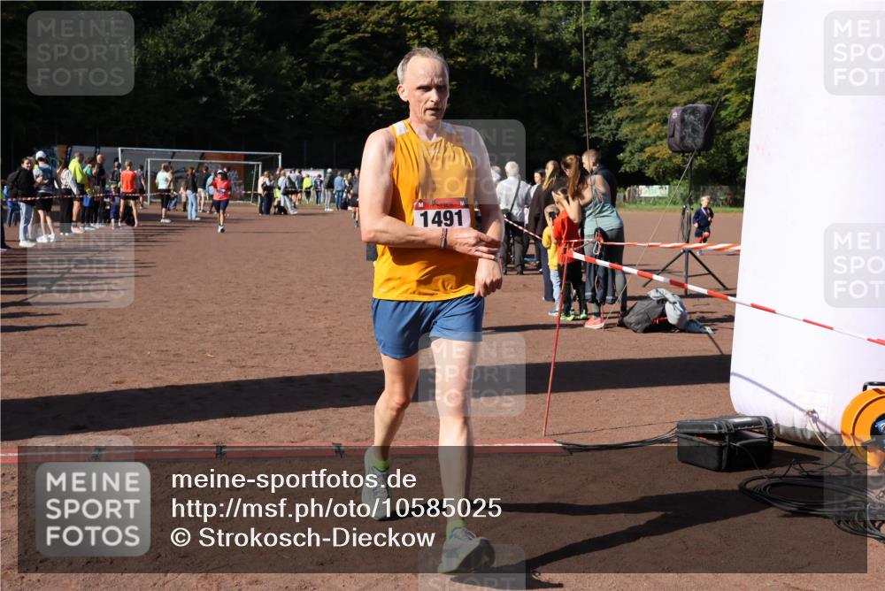 27.09.2026 - 35. Volkslauf durch das schöne Alstertal Strokosch-Dieckow http://msf.ph/oto/10585025 27.09.2026 11:48:34 Ziel 1491, 1677, 2980 meine-sportfotos.de