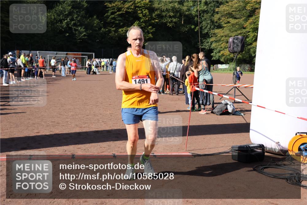 27.09.2026 - 35. Volkslauf durch das schöne Alstertal Strokosch-Dieckow http://msf.ph/oto/10585028 27.09.2026 11:48:34 Ziel 1491, 1677, 2980 meine-sportfotos.de