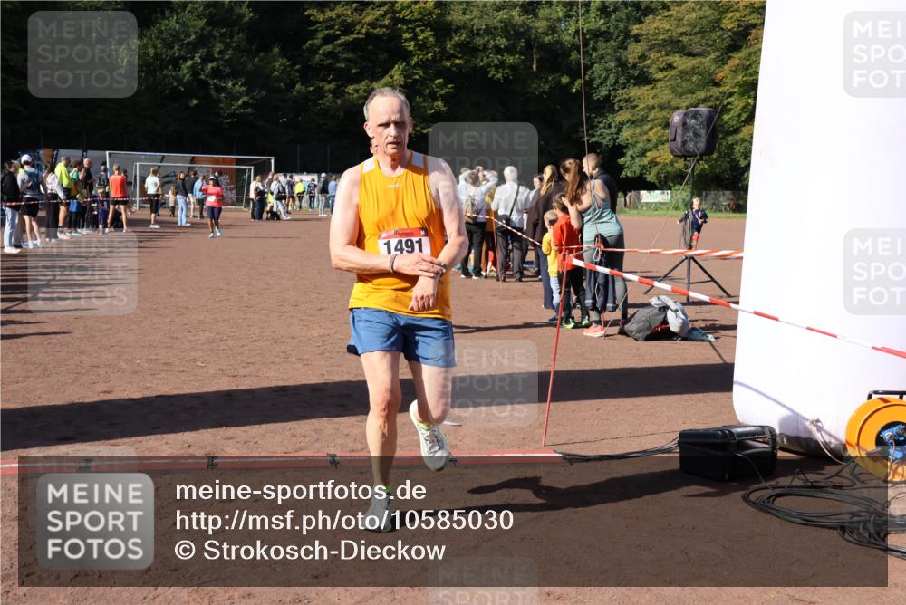 27.09.2026 - 35. Volkslauf durch das schöne Alstertal Strokosch-Dieckow http://msf.ph/oto/10585030 27.09.2026 11:48:34 Ziel 1491, 1677, 2980 meine-sportfotos.de