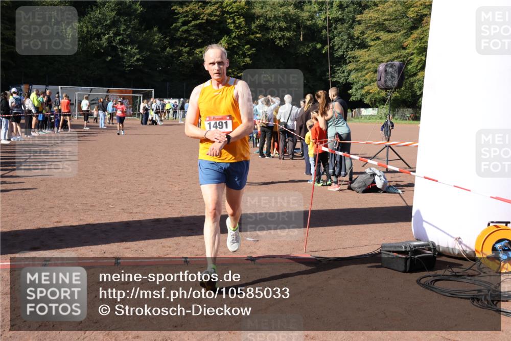 27.09.2026 - 35. Volkslauf durch das schöne Alstertal Strokosch-Dieckow http://msf.ph/oto/10585033 27.09.2026 11:48:34 Ziel 1491, 1677, 2980 meine-sportfotos.de