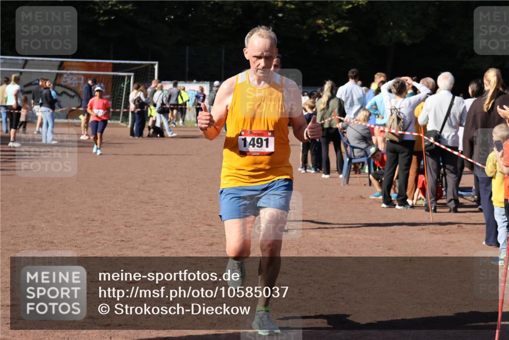27.09.2026 - 35. Volkslauf durch das schöne Alstertal Strokosch-Dieckow http://msf.ph/oto/10585037 27.09.2026 11:48:33 Ziel 1491, 1677, 2980 meine-sportfotos.de