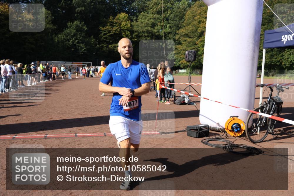 27.09.2026 - 35. Volkslauf durch das schöne Alstertal Strokosch-Dieckow http://msf.ph/oto/10585042 27.09.2026 11:48:31 Ziel 1491, 1677, 2980 meine-sportfotos.de