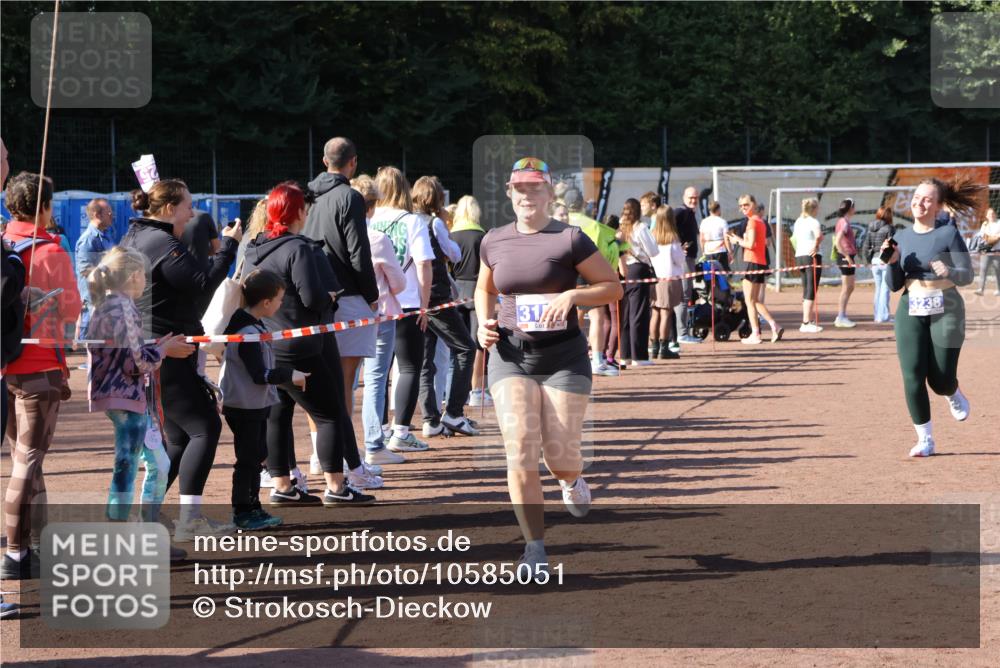 27.09.2026 - 35. Volkslauf durch das schöne Alstertal Strokosch-Dieckow http://msf.ph/oto/10585051 27.09.2026 11:49:57 Ziel 2422, 3156, 3238 meine-sportfotos.de