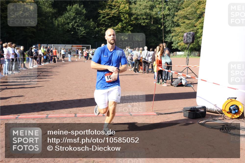 27.09.2026 - 35. Volkslauf durch das schöne Alstertal Strokosch-Dieckow http://msf.ph/oto/10585052 27.09.2026 11:48:31 Ziel 1491, 1677, 2980 meine-sportfotos.de