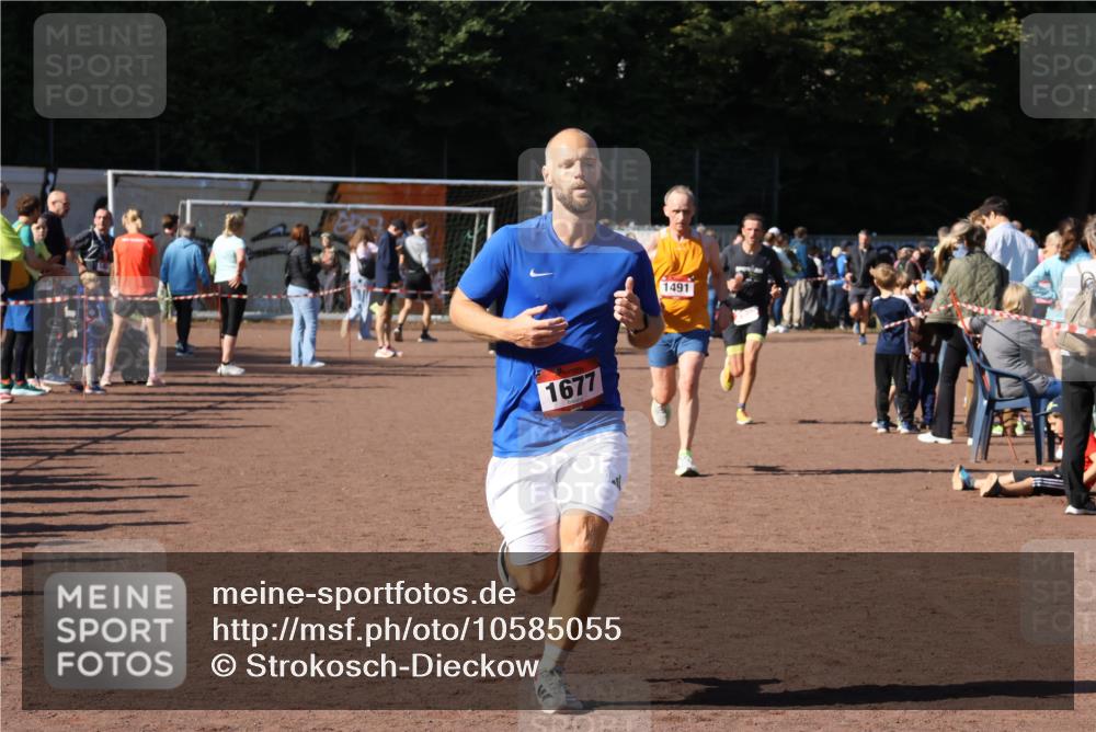 27.09.2026 - 35. Volkslauf durch das schöne Alstertal Strokosch-Dieckow http://msf.ph/oto/10585055 27.09.2026 11:48:29 Ziel 1491, 1677, 2438, 2980 meine-sportfotos.de