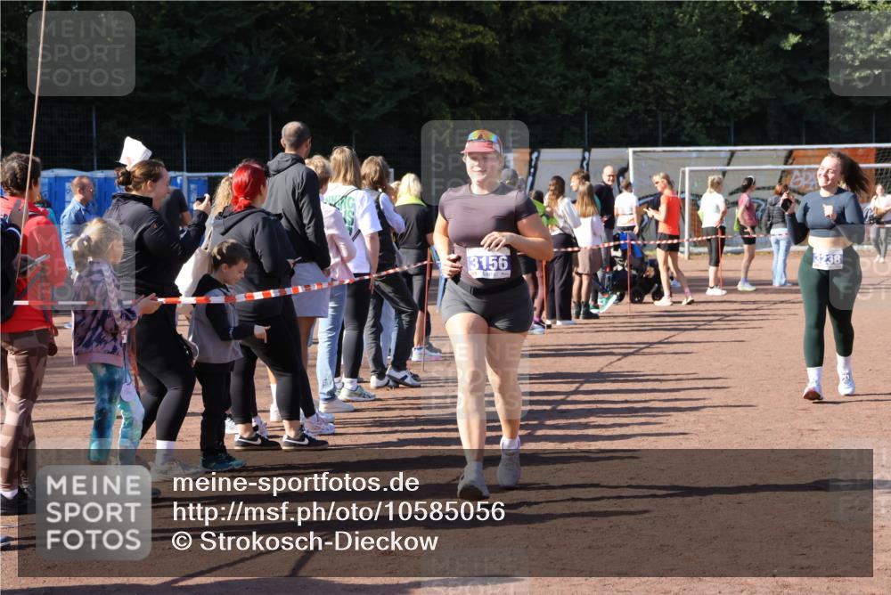 27.09.2026 - 35. Volkslauf durch das schöne Alstertal Strokosch-Dieckow http://msf.ph/oto/10585056 27.09.2026 11:49:57 Ziel 2422, 3156, 3238 meine-sportfotos.de