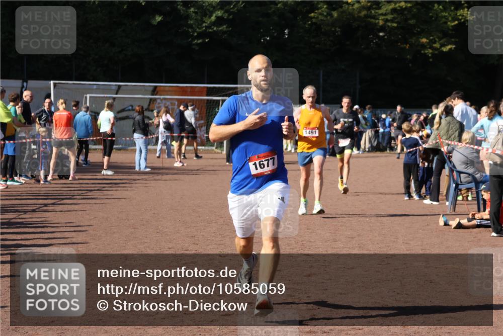 27.09.2026 - 35. Volkslauf durch das schöne Alstertal Strokosch-Dieckow http://msf.ph/oto/10585059 27.09.2026 11:48:29 Ziel 1491, 1677, 2438, 2980 meine-sportfotos.de